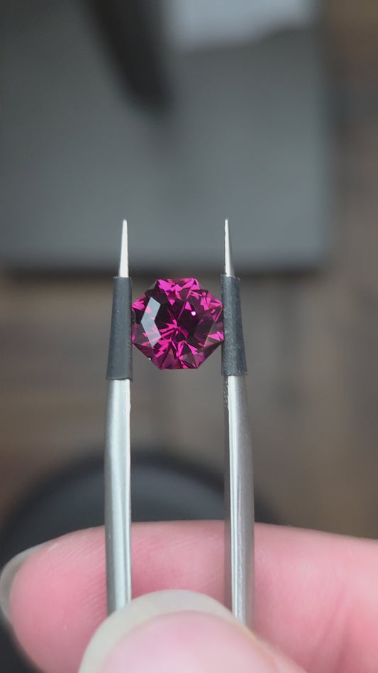 1.80 Ct Pink Rhodolite Garnet Round
